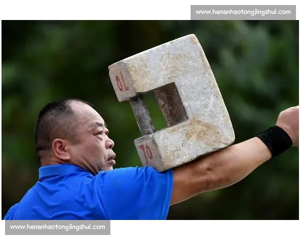 金陵女侠单手架 50 斤石锁!网友:这臂力藏着十年功夫